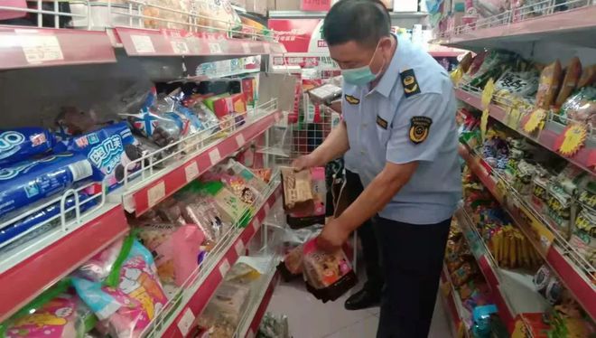 达拉特旗安达市场监督管理所开展辖区预包装与散装食品安全大检查