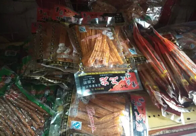 哈尔滨校园周边食品安全隐忧 '五毛零食'身份难辨，生产日期一抹即掉